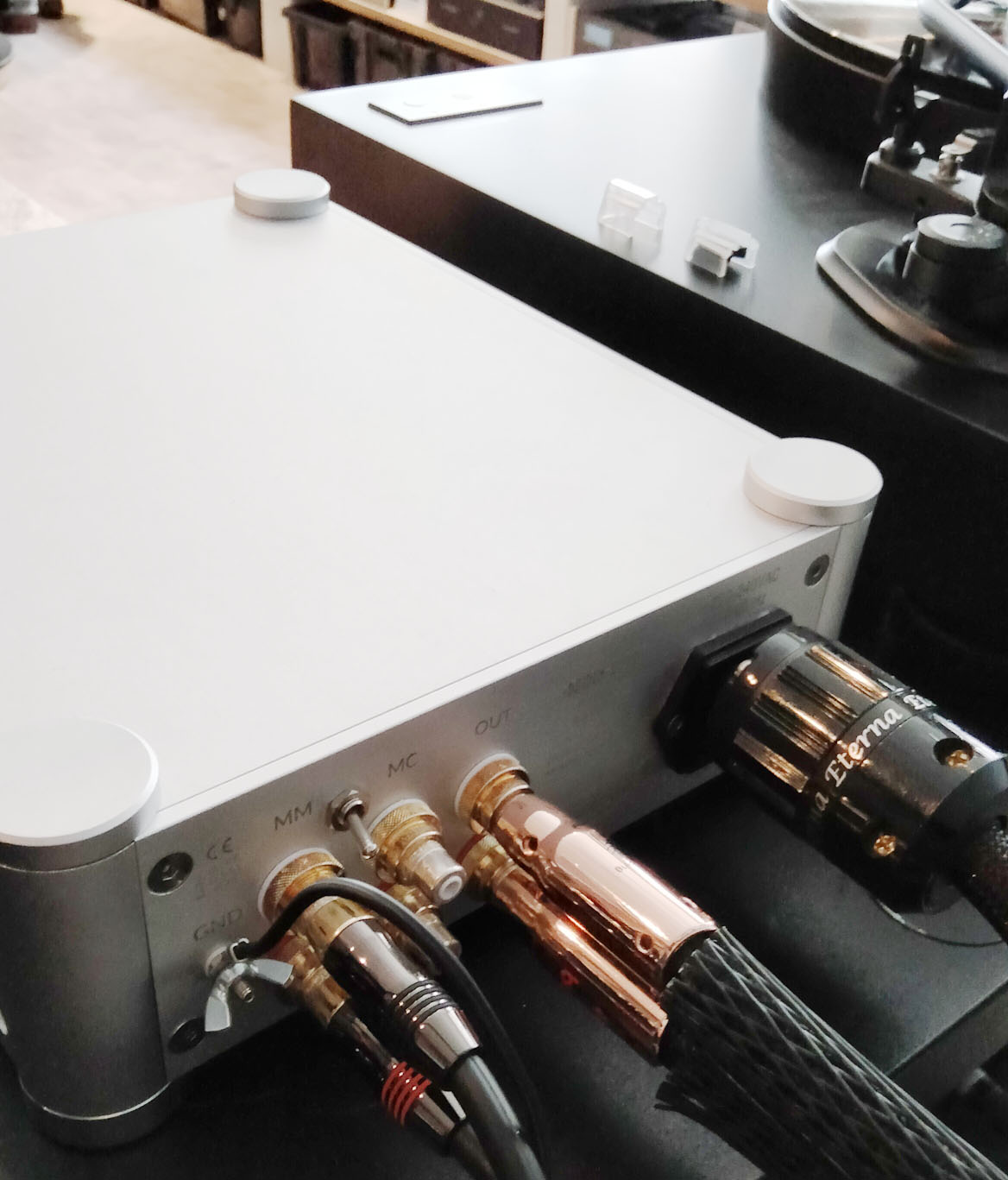 Phono Daou with connections