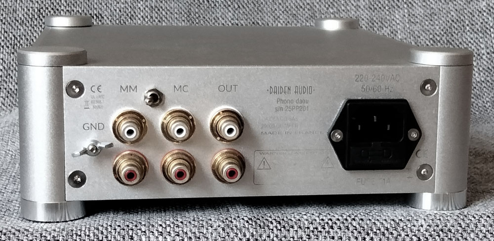 Phono Daou back view